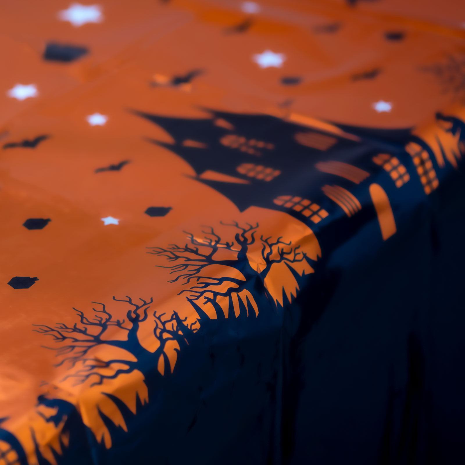 Fata de masa Halloween castel, efect aluminiu, 137 x 183 cm