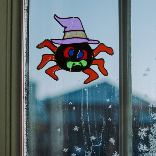 58107D • Halloween-i ablakdekor - színes, csillámos pók